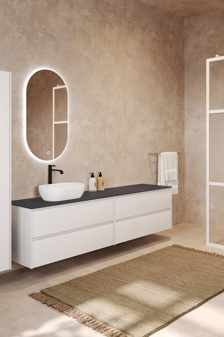 Dubbel badrumsmöbel med bänkskiva och ett ovalt ovanpåliggande tvättställ Luna L13