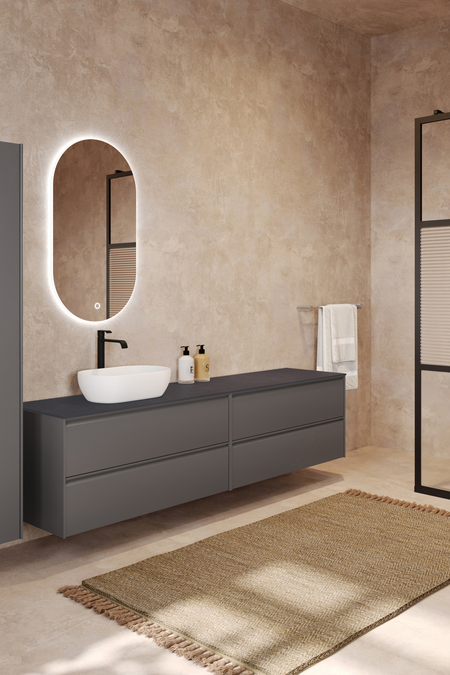 Dubbel badrumsmöbel med bänkskiva och ett ovalt ovanpåliggande tvättställ Luna L13