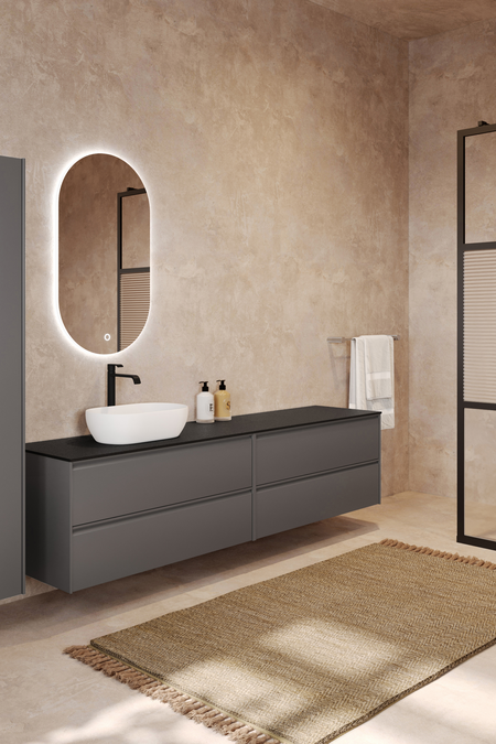 Dubbel badrumsmöbel med bänkskiva och ett ovalt ovanpåliggande tvättställ Luna L13